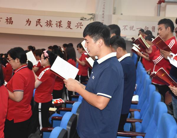 和坤赈灾时往白粥里放沙子，为何老百姓不骂他，反而称赞他？